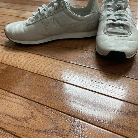 Classic Nike women’s running sneakers - Picture 6 of 9